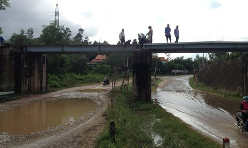 Container dam cau vuot, duong sat Bac - Nam te liet nhieu gio-Hinh-2