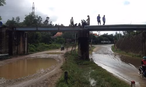 Container dam cau vuot, duong sat Bac - Nam te liet nhieu gio-Hinh-2