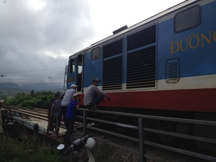 Container dam cau vuot, duong sat Bac - Nam te liet nhieu gio