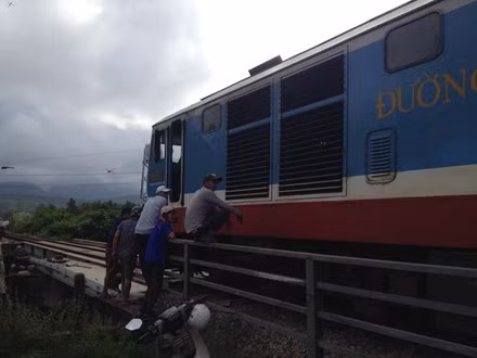 Container dam cau vuot, duong sat Bac - Nam te liet nhieu gio