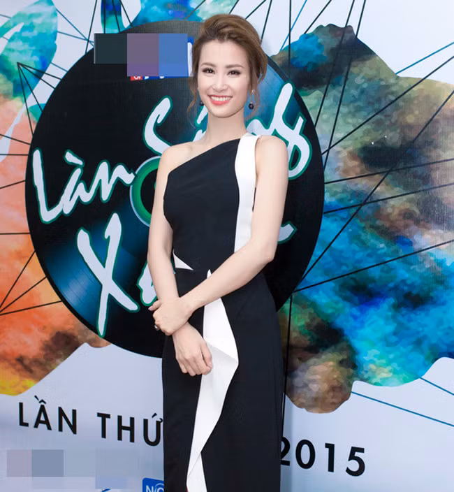 Là một nữ ca sĩ đình đám và xuất hiện ở nhiều sân khấu lớn nhỏ, Đông Nhi cũng chi mạnh tay cho những món hàng hiệu xa xỉ. Trong hình là bộ đầm có giá tới 200 triệu đồng được Đông Nhi mặc tới một sự kiện. Ảnh: Dân Việt.