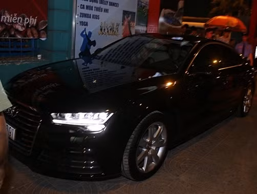 Năm 2015, Đông Nhi tậu siêu xe Audi A7 màu đen trị giá 3,5 tỉ đồng. Đây là chiếc Audi A7 duy nhất có mặt tại Việt Nam thời điểm đó. Ảnh: Người Đưa Tin.