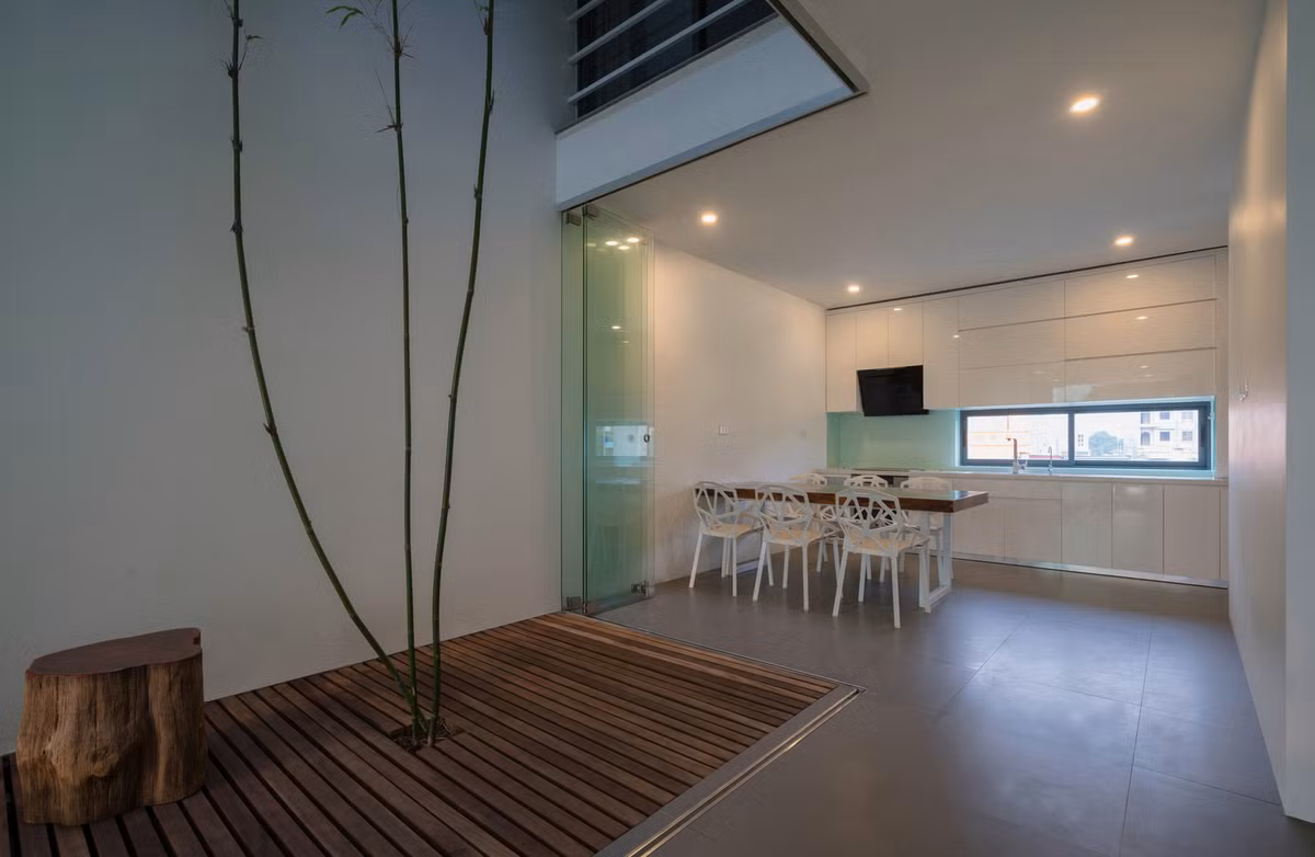 Trong dự án này, các kiến trúc sư đã thiết kế 2 khoảng trống trong nhà để giải quyết các yếu điểm. Khoảng trống đầu tiên được đặt ở lối vào, tạo ra một lớp đệm để tránh ánh sáng tự nhiên chiếu trực tiếp vào nhà.