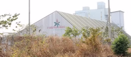 Nhà máy ethanol Bình Phước được khởi công năm 2010 và khánh thành vào tháng 12/2012, với công suất 300.000 lít xăng E5/ngày. Tuy nhiên, việc tìm đầu ra cho xăng E5 không dễ dàng, khi người dân sử dụng xăng E5 rất ít. Do đó, kể từ đầu năm 2015 đến nay, nhà máy ethanol trị giá hơn 2.200 tỷ đồng này, vận hành sản xuất không đáng kể đã buộc phải “đắp chiếu” vô thời hạn. Ảnh: Lao Động.