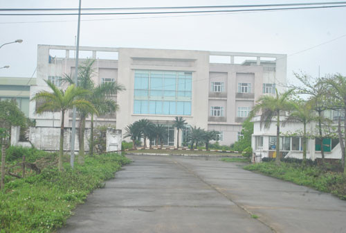 Trong khi đó, nhà máy Nhiên liệu sinh học Ethanol Phú Thọ vốn đầu tư hàng nghìn tỷ dù đã gần hoàn thành được hơn 4 năm nay nhưng nằm bất động, mặc cho thời gian, sương gió đang tàn phá những thiết bị nghìn tỷ. Ảnh: Vietnamnet.