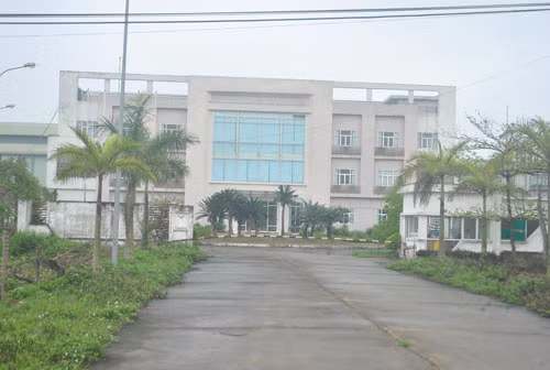 Trong khi đó, nhà máy Nhiên liệu sinh học Ethanol Phú Thọ vốn đầu tư hàng nghìn tỷ dù đã gần hoàn thành được hơn 4 năm nay nhưng nằm bất động, mặc cho thời gian, sương gió đang tàn phá những thiết bị nghìn tỷ. Ảnh: Vietnamnet.