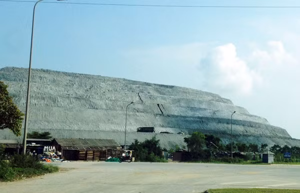 Nhà máy thứ ba cũng đang trong nguy cơ đắp chiếu do thua lỗ là DAP 2 Hải Phòng. Dự án xây dựng Nhà máy sản xuất phân bón DAP (tại KCN Đình Vũ, quận Hải An, TP Hải Phòng) do Tổng Công ty Hóa chất làm chủ đầu tư. Từ khi chạy thử (tháng 4/2009) đến nay, DAP Đình Vũ xảy ra 4 sự cố ảnh hưởng đến môi trường. Trong hình là núi chất thải gyps của Công ty DAP tại KCN Đình Vũ. Ảnh: CAND.