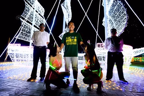 Được biết, thiếu gia này đã bao toàn bộ lễ hội đèn để đón sinh nhật lần thứ 17 của mình với mong muốn sẽ bước sang tuổi mới một cách hoành tráng nhất, đáng nhớ nhất.