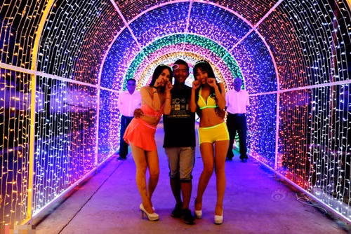 Theo thông tin đăng tải, tại Vận Thành, Sơn Tây, Trung Quốc, mặc dù lễ hội đèn mơ ước năm 2016 đã kết thúc nhưng thiếu gia chơi ngông này đã xuất hiện, bỏ ra rất nhiều tiền để các nhân viên bật đèn lên một lần nữa phục vụ cho bữa tiệc sinh nhật bikini hoành tráng của mình.