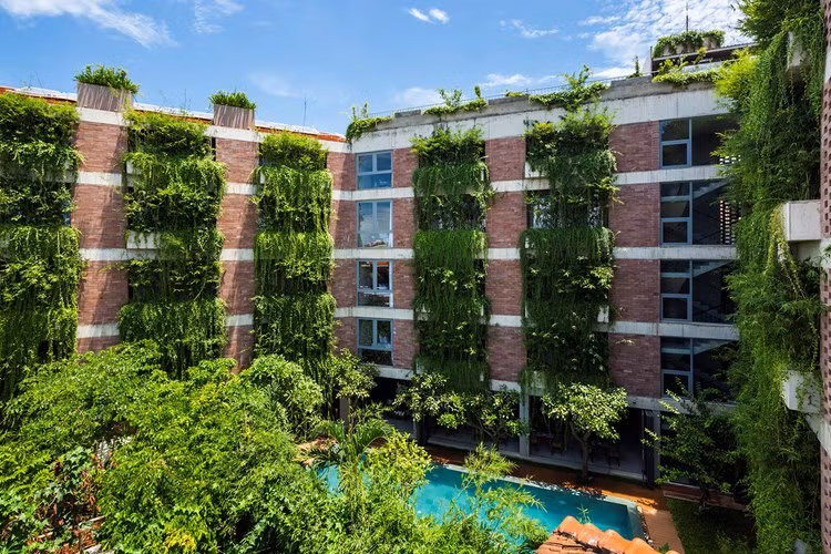 Đây là công trình do công ty kiến trúc sư danh tiếng Võ Trọng Nghĩa thiết kế. Khách sạn độc đáo này gây ấn tượng mạnh bởi khung cảnh thoáng mát và thiết kế độc đáo, các mặt tiền được bao phủ bởi cây xanh.