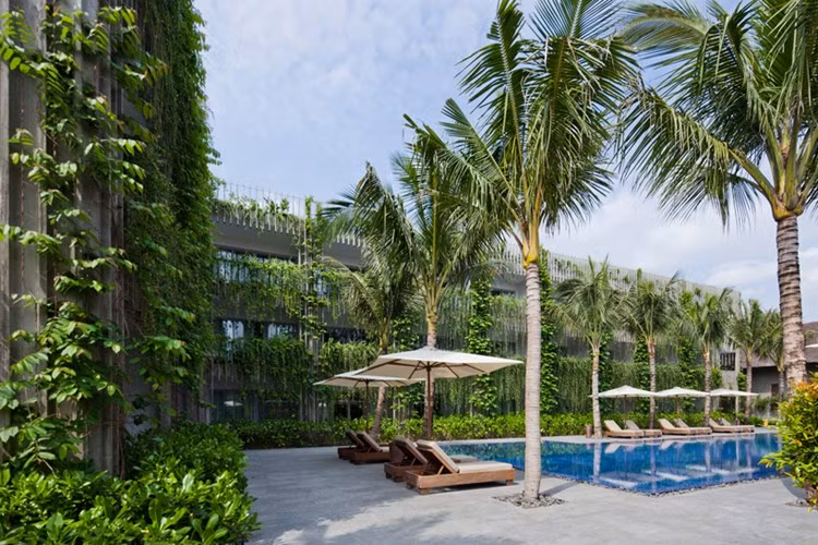 Khu nghỉ dưỡng là sự đan xen hài hòa của cây xanh, đá tự nhiên và tre nhằm đem cho du khách môi trường giúp dễ dàng thanh lọc tâm trí và thư giãn.