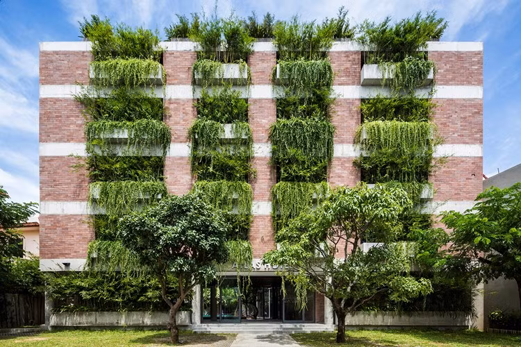 Mới đây, khách sạn độc đáo có tên Atlas Hotel Hoian ở Hội An với không gian xanh mướt vừa xuất hiện nổi bật trên tạp chí kiến trúc Archdaily.