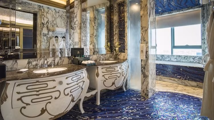 Phòng tắm của Junior Suite rất rộng rãi và tiện nghi.
