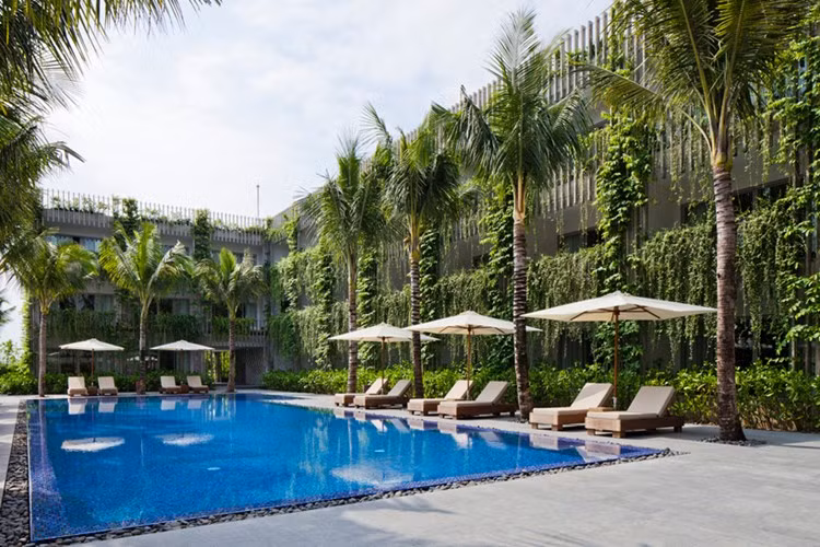 Khách sạn nghỉ dưỡng the Babylon thuộc khu nghỉ dưỡng cao cấp Naman Retreat resort, do kiến trúc dư Võ Trọng Nghĩa thiết kế, nằm đại lộ nối thành phố Đà Nẵng với Hội An (Quảng Nam). Các ban công đều được phủ xanh bởi hệ thống dây leo và cây xanh mát mắt, ấn tượng.