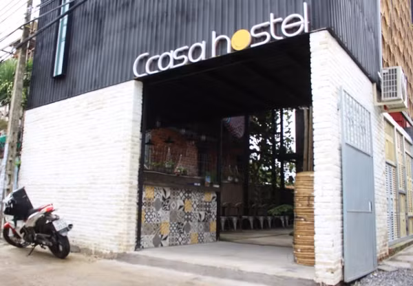 Khách sạn Ccasa Hostel tọa lạc trên đường Sao Biển, cách biển 200m, cách trạm xe buýt 100m, cách chợ 500m, vô cùng thuận lợi để khám phá vẻ đẹp của thành phố biển Nha Trang. Khách sạn rất gần một số địa điểm du lịch nổi tiếng ở Nha Trang như Hòn Chồng – Hòn Vợ, tháp Bà Ponagar...