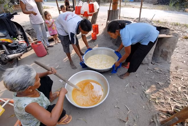 Theo người dân sản xuất đường thốt nốt, bình quân cứ 4 lít nước sẽ cho ra 1kg đường thành phẩm. Ảnh: Zing.