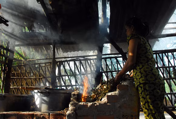 Để nấu thành đường thốt nốt, người dân phải đun lửa liên tục từ 6-7 giờ, sau đó lọc loại bỏ tạp chất. Ảnh: Dân Việt.