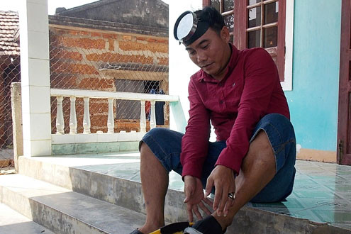 Do cho thu nhập cao, chỉ thời gian ngắn, nghề hải sâm trở nên thịnh hành, bởi đây là nghề nếu chịu khó thì nhanh giàu. Và những ngôi nhà khang trang, hay những con tàu hàng trăm mã lực là một minh chứng. Ảnh: Ngư dân thử đồ lặn chuẩn bị ra khơi (Nguồn: Công lý).