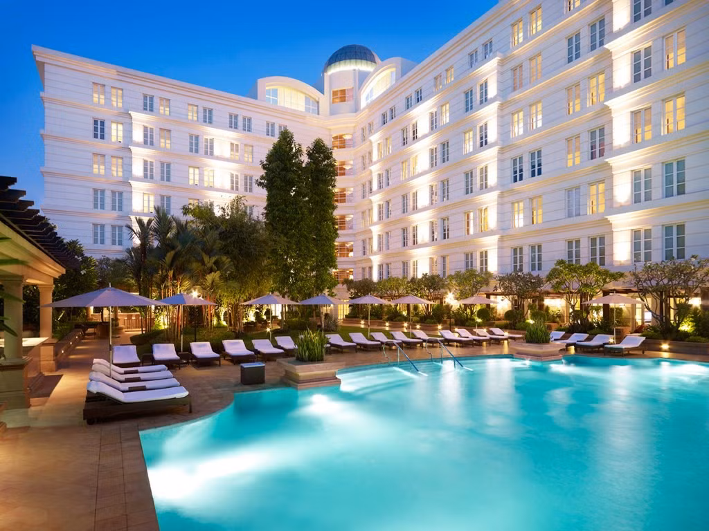 Park Hyatt Saigon, Việt Nam: Danh sách khách sạn tốt nhất thế giới năm 2016 do độc giả CN Traveler bình chọn gồm một đại diện của Việt Nam là khách sạn Park Hyatt Saigon. Tọa lạc tại quảng trường Lam Sơn, trung tâm TP HCM, Park Hyatt Saigon xếp thứ 40 trong danh sách bình chọn năm nay.