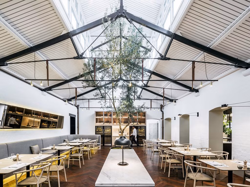 Khách sạn COMO The Treasury, Perth, Australia: Khách sạn này nằm ở những tầng trên cùng của 3 tòa nhà cổ 140 năm tuổi. Nhà hàng Jed Gerrard’s Wildflower ở tầng thượng cho du khách những trải nghiệm ẩm thực độc đáo như thịt kangaroo.