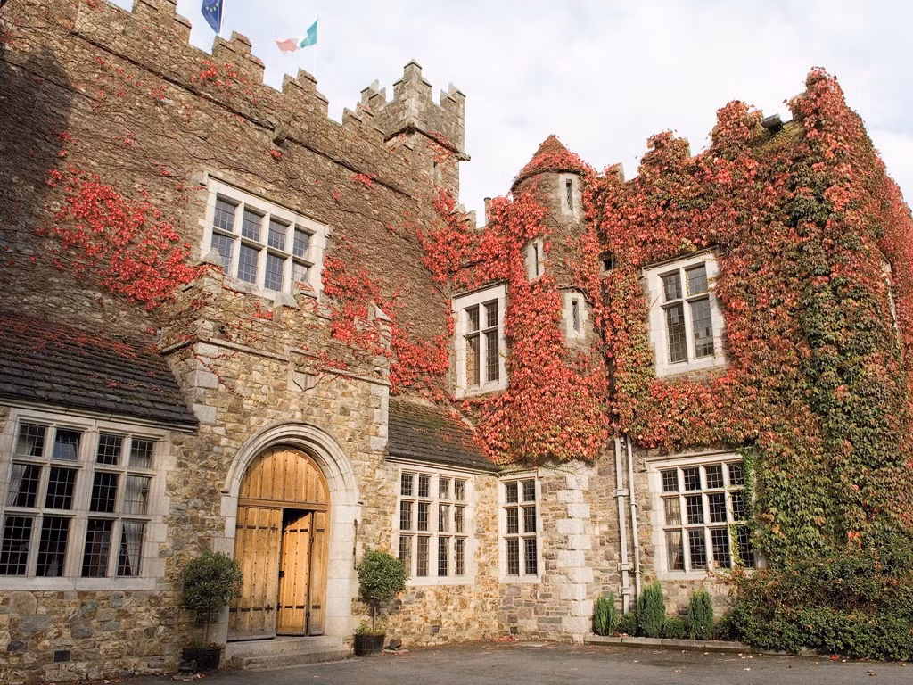 Lâu đài Waterford, Co. Waterford, Ireland: Lâu đài từ thế kỷ 16 với những dây thường xuân bò lên trên những bức tường đá mang lại cho du khách cảm giác lọt vào không gian hoàng tộc. Ngoài ra, những tấm rèm hoa văn thổ cẩm, thảm trang trí cầu kỳ, các món ăn Ireland cổ điển tại nhà hàng Munster Room gắn sao Michelin, đặc biệt là hòn đảo rộng 125 ha sẽ làm mê đắm du khách.