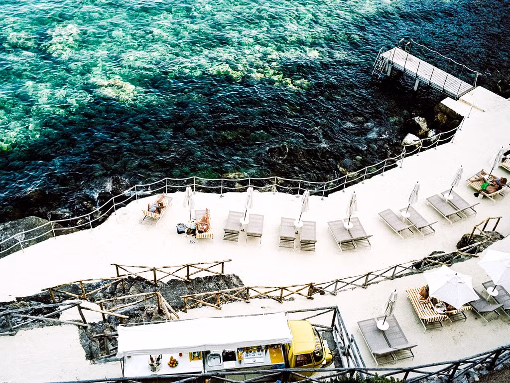 Khách sạn Il Pellicano, Tuscany, Italy: Khách sạn Il Pellicano kỷ niệm tròn 50 năm hoạt động vào năm ngoái. Ở đây có hồ bơi nước mặn tuyệt đẹp nhìn ra biển Địa Trung Hải, quán bar kiểu cổ điển quyến rũ, cùng trang trí mang màu sắc lãng mạn.