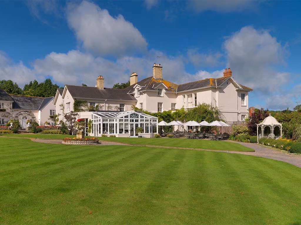 Khách sạn Summer Lodge Country House, Dorset, Anh: Nơi này hút hồn du khách bởi những căn phòng kiểu cách luôn ngào ngạt trong hương hoa, không gian xanh, dịch vụ trà chiều khiến nữ hoàng cũng phải ghen tị.