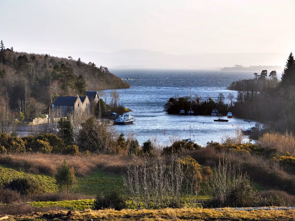 Lâu đài Ashford, Co. Mayo, Ireland: Lâu đài có từ thời trung cổ này đã được nâng cấp với số tiền 75 triệu USD trong năm 2015 với các tiện ích như rạp chiếu phim, phòng hút cigar, phòng chơi billard, hầm rượu… Ngoài ra, lâu đài này còn có du thuyền siêu sang kiểu Italy đưa du khách du ngoạn trên sông.