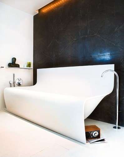 Bồn tắm có hình dạng một chiếc ghế màu trắng tinh khiết – một thiết kế đầy sáng tạo, hấp dẫn và rất thời thượng.