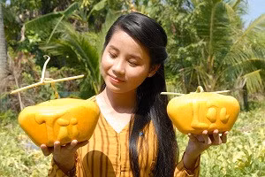 Năm nào cũng vậy, những nhà vườn lại tìm tòi, sáng tạo ra những sản phẩm trái cây tạo hình độc lạ để phục vụ cho thị trường, nhất trong dịp Tết. Trong hình là dưa hấu thỏi vàng Tài - Lộc. Ảnh: Chinhphu.