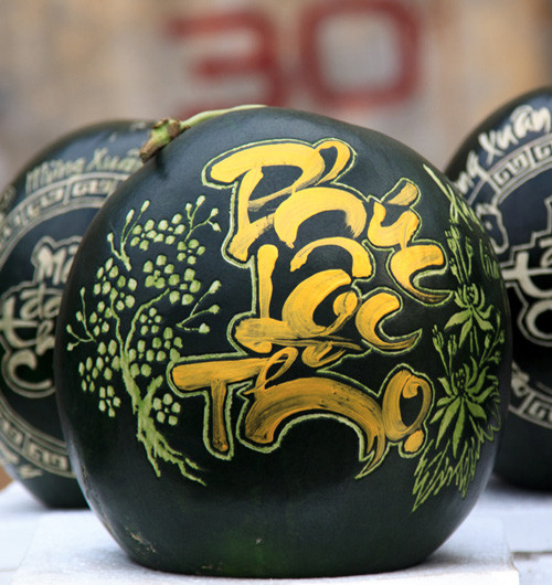 Những trái dưa khắc hình, dòng chữ "Phúc - Lộc - Thọ", "Chúc mừng năm mới" lên tới cả triệu đồng với hình phức tạp. Ảnh: Internet.