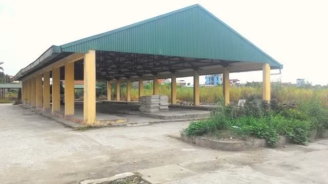 Nguyên nhân chợ tiền tỷ bỏ hoang được người dân xung quanh cho biết vì vị trí không thuận lợi, không tiện đường của người dân. Hơn nữa, cơ sở hạ tầng không hoàn thiện, thiếu hệ thống điện, nước, khu vệ sinh. Ảnh: Báo Dân Sinh.