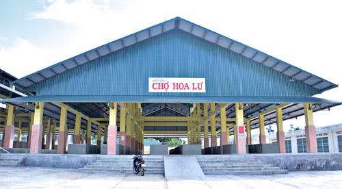 Trên địa bàn Thành phố Pleiku (Gia Lai), chợ Hoa Lư được đầu tư xây dựng với kinh phí 12,5 tỉ đồng, khuôn viên rộng gần 6.000 m2, cách chợ cũ hơn 100m. Tuy nhiên, hơn 3 năm sau khi khánh thành, chợ vẫn bỏ hoang. Ảnh: Thanh Niên.