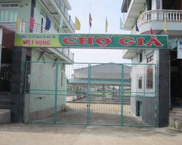 Tại Thanh Hóa cũng có không ít khu chợ có số vốn đầu tư hàng chục tỷ để rồi …đắp chiếu. Ví dụ như Chợ Già tại xã Hoằng Kim (huyện Hoằng Hóa), được xây dựng đúng các tiêu chí về diện tích sân vườn, cây xanh, nhà kho, khu để xe, nhà vệ sinh, nơi thu gom xử lý rác thải... Tuy nhiên, được khánh thành đã gần 4 năm nay với tổng số vốn đầu tư 14 tỷ đồng rồi bỏ hoang. Ảnh: Thanhhoa24h.