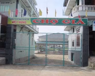 Tại Thanh Hóa cũng có không ít khu chợ có số vốn đầu tư hàng chục tỷ để rồi …đắp chiếu. Ví dụ như Chợ Già tại xã Hoằng Kim (huyện Hoằng Hóa), được xây dựng đúng các tiêu chí về diện tích sân vườn, cây xanh, nhà kho, khu để xe, nhà vệ sinh, nơi thu gom xử lý rác thải... Tuy nhiên, được khánh thành đã gần 4 năm nay với tổng số vốn đầu tư 14 tỷ đồng rồi bỏ hoang. Ảnh: Thanhhoa24h.