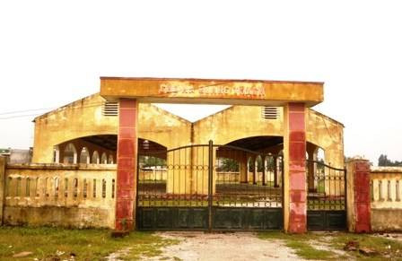 Tương tự, chợ Quảng Thạch, xã Quảng Thạch, huyện Quảng Xương được đầu tư xây dựng hoành tráng trên diện tích 4.000 m2 với tổng số vốn trên 1,6 tỷ đồng. Chợ được xây vào năm 2008, nhưng chỉ sau 1 tháng đưa vào hoạt động đã bị các tiểu thương chê, tự dời sang các chợ ở các xã lân cận buôn bán, nên bị bỏ hoang từ đó đến nay và hiện đang xuống cấp nghiêm trọng. Ảnh: Thanhhoa24h.