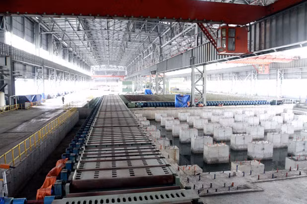 Sau 5 năm bỏ hoang, nhiều thiết bị máy móc đã bị hoen gỉ. Toàn bộ giàn máy các loại trong nhà xưởng rộng mênh mông bị phủ bụi và hoen gỉ. Hàng trăm tấn phôi thép được nhập khẩu từ nước ngoài từ nhiều năm trước không được sử dụng. Ảnh: Lao động.