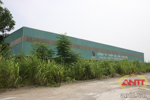 Nhà máy cán nóng thép tấm Cái Lân (TP Hạ Long, Quảng Ninh) được Tập đoàn Vinashin xây dựng từ năm 2003 trên diện tích 15 ha, tổng mức đầu tư khoảng 2.900 tỷ đồng. Nhà máy có công suất 500 nghìn tấn/năm, bằng dây chuyền công nghệ của Đức, do các cán bộ, kỹ sư trong nước lắp đặt và vận hành. Ảnh: ANTT.