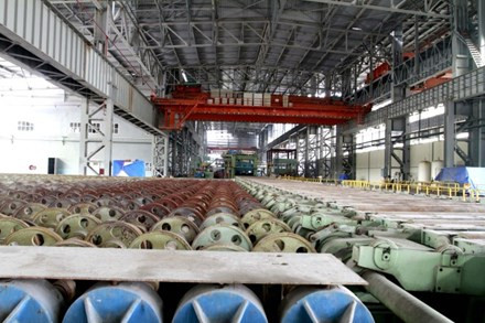 Nhà máy chính thức vận hành từ tháng 4/2007 đến 10/2009 thì “chết lâm sàng” cho đến nay. Trong khu vực nhà máy rộng hàng chục hecta, cỏ lau mọc khắp nơi cao hơn đầu người, tất cả đã xuống cấp, hoang tàn và không một bóng dáng công nhân. Toàn bộ giàn máy móc, thiết bị trong xưởng rộng mênh mông cũng dừng hoạt động từ lâu, bị phủ bụi và bị bỏ hoang từ gần 7 năm qua. Ảnh: Lao động.