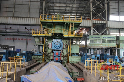 Tháng 1/2010, nhà máy chạy thử, cho ra mẻ thép tấm đầu tiên đạt yêu cầu, tuy nhiên sau đó bị bỏ hoang vì vướng đại án Vinashin. Sau đại án Vinashin bị phanh phui, nhà máy này đã không còn cơ hội để sản xuất và cho ra những tấm thép phục vụ ngành đóng tàu. Ảnh: ANTT.