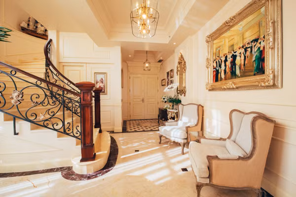 Nội thất căn hộ trang trí theo phong cách hoàng gia châu Âu với gam màu chủ đạo là vàng và trắng.