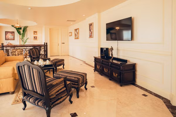 Hoa hậu Việt Nam 1992 Hà Kiều Anh sở hữu căn hộ sang trọng có 2 tầng, nằm trên tầng 20 một tòa cao ốc ở Vũng Tàu. Penthouse có tổng cộng 4 phòng ngủ, 2 phòng khách, 2 ban công nhìn ra biển và núi.