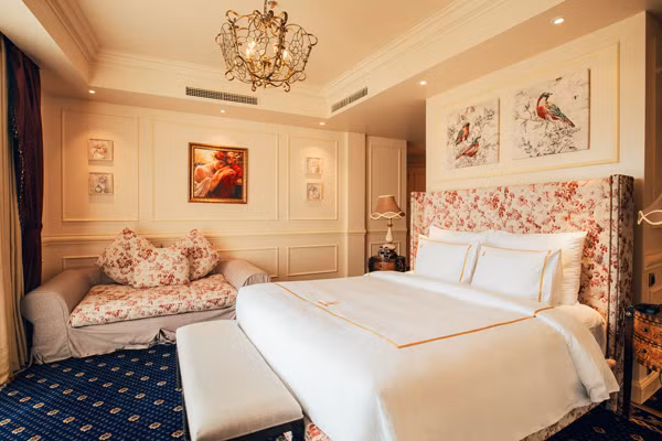 Phòng ngủ lớn của vợ chồng Hà Kiều Anh ấm cúng, trang nhã.