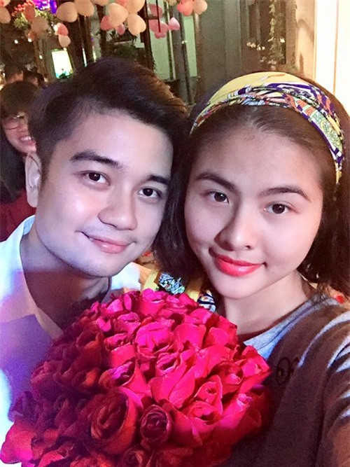 Những người yêu mến Vân Trang – Hữu Quân càng thêm ngưỡng mộ vì cặp đôi rất mặn nồng khi sắp sửa đón con gái đầu lòng. Ông xã luôn dành cho Vân Trang những món quà ngọt ngào và yêu chiều cô hết mực.