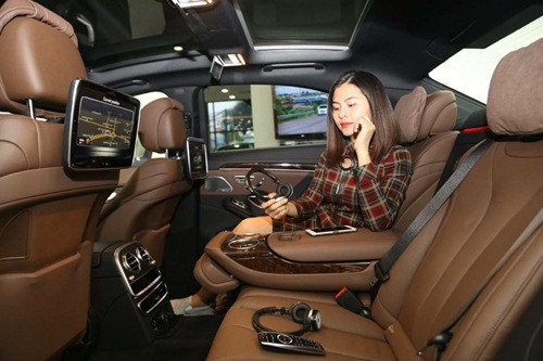 Vân Trang trải nghiệm xế cưng mới của mình.