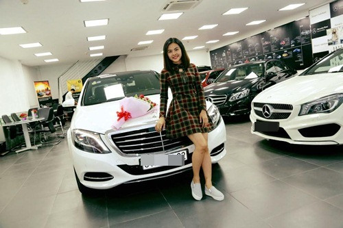 Chiếc xe mới của Vân Trang thuộc một dòng xe sang phiên bản 2015 của thương hiệu nổi tiếng thế giới, có trị giá gần 4 tỷ đồng.