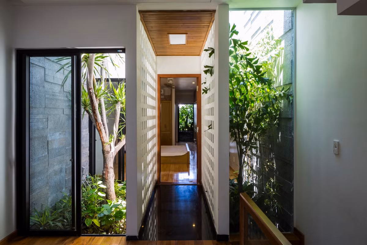 Lớp bê tông lỗ thoáng ở mặt tiền và những ô trồng cây xanh nằm giúp làm giảm bụi và tiếng ồn từ đường phố. Ngoài ra, nó còn giúp thanh lọc không khí tự nhiên liên tục vào nhà.