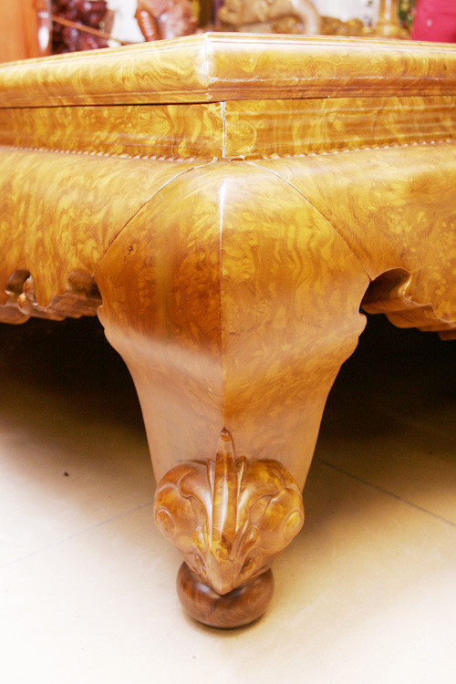 Để sở hữu chiếc sập có giá lên tới 2 tỷ đồng, anh phải mất hơn 2 năm để đi khắp Bắc - Nam sưu tầm gỗ quý và thêm ròng rã mấy tháng trời để hoàn thiện. Chiếc sập dài 2 mét, cao 80 phân không cầu kỳ, kiểu cách nhưng lại toát lên vẻ sang trọng với màu vàng óng đẹp mắt. Ảnh: Diễn đàn Doanh nghiệp.