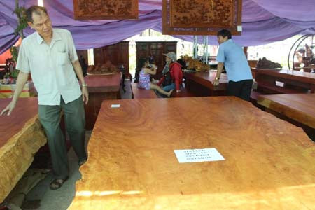 Chiếc phản bằng gỗ gõ đỏ giá 2 tỷ: Đây là sản phẩm có giá bán cao nhất tại Hội chợ hàng Việt Nam chất lượng cao năm 2016 diễn ra tại Đồng Nai. Chiếc phản gỗ gõ đỏ có chiều dài khoảng 3 mét, ngang hơn 2 mét và dày 0,3 mét này là của Công ty TNHH Gỗ Nhân Nghĩa (tỉnh Long An). Ảnh: Báo Đồng Nai.
