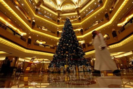 Hồi năm 2010, khách sạn 7 sao Emirates Palace đã trưng bày cây thông Giáng sinh đắt tiền trị giá 10 triệu USD. Cây thông này được trang trí với kim cương, vàng, đá rubi và đá quý...Ảnh: Internet.